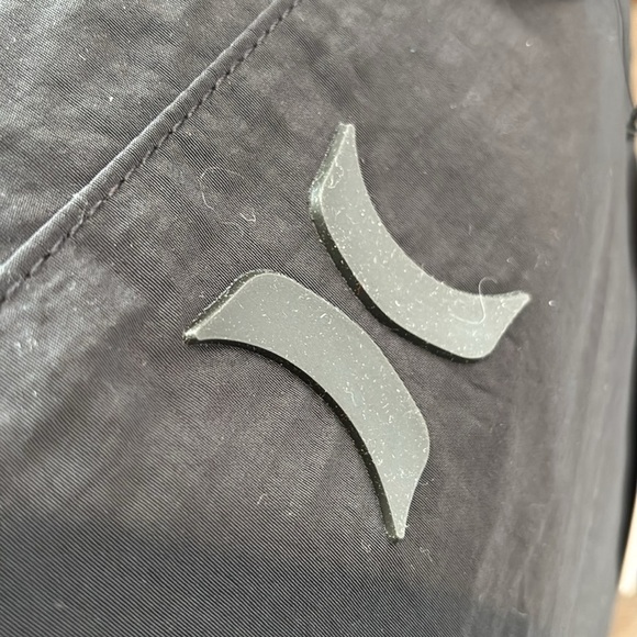 Hurley Horizon Shopper tote,zip top in/out pockets,removable crossbody strap - Picture 11 of 16